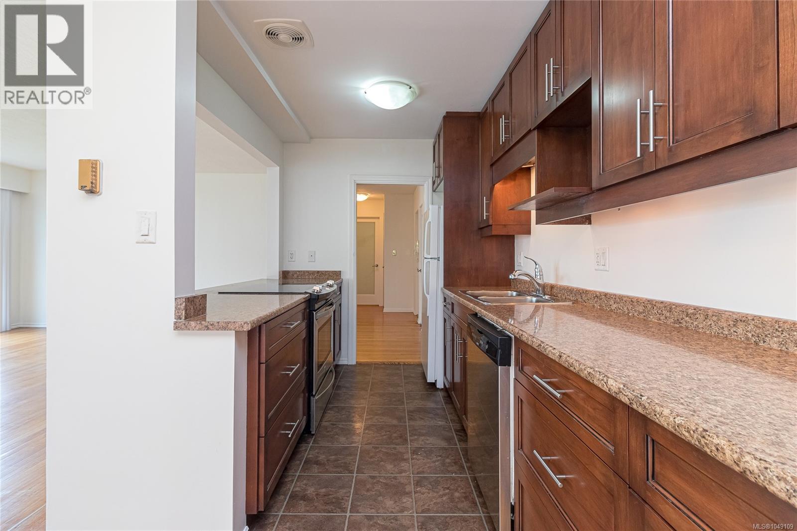 102 1318 Beach Dr Property Photo 12