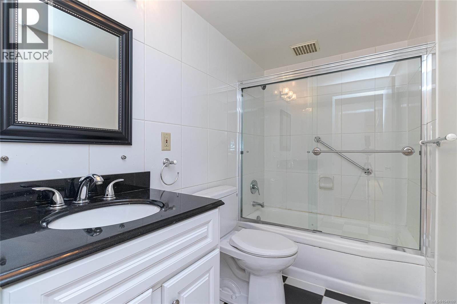 102 1318 Beach Dr Property Photo 13
