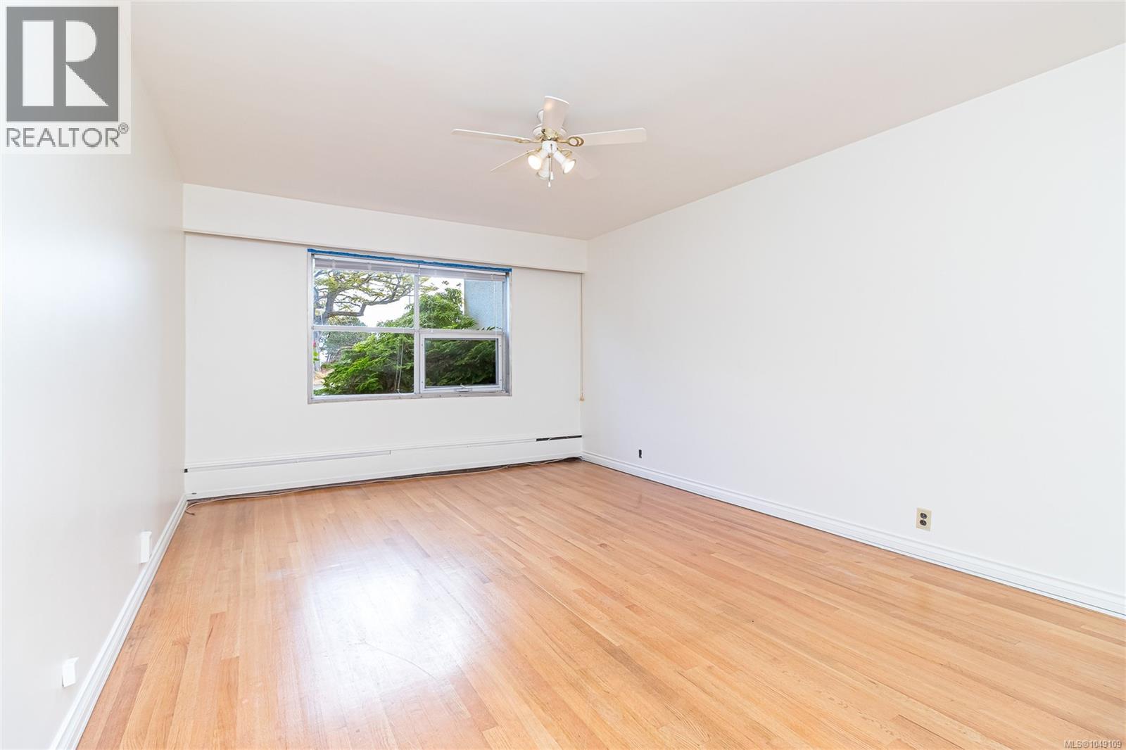 102 1318 Beach Dr Property Photo 14