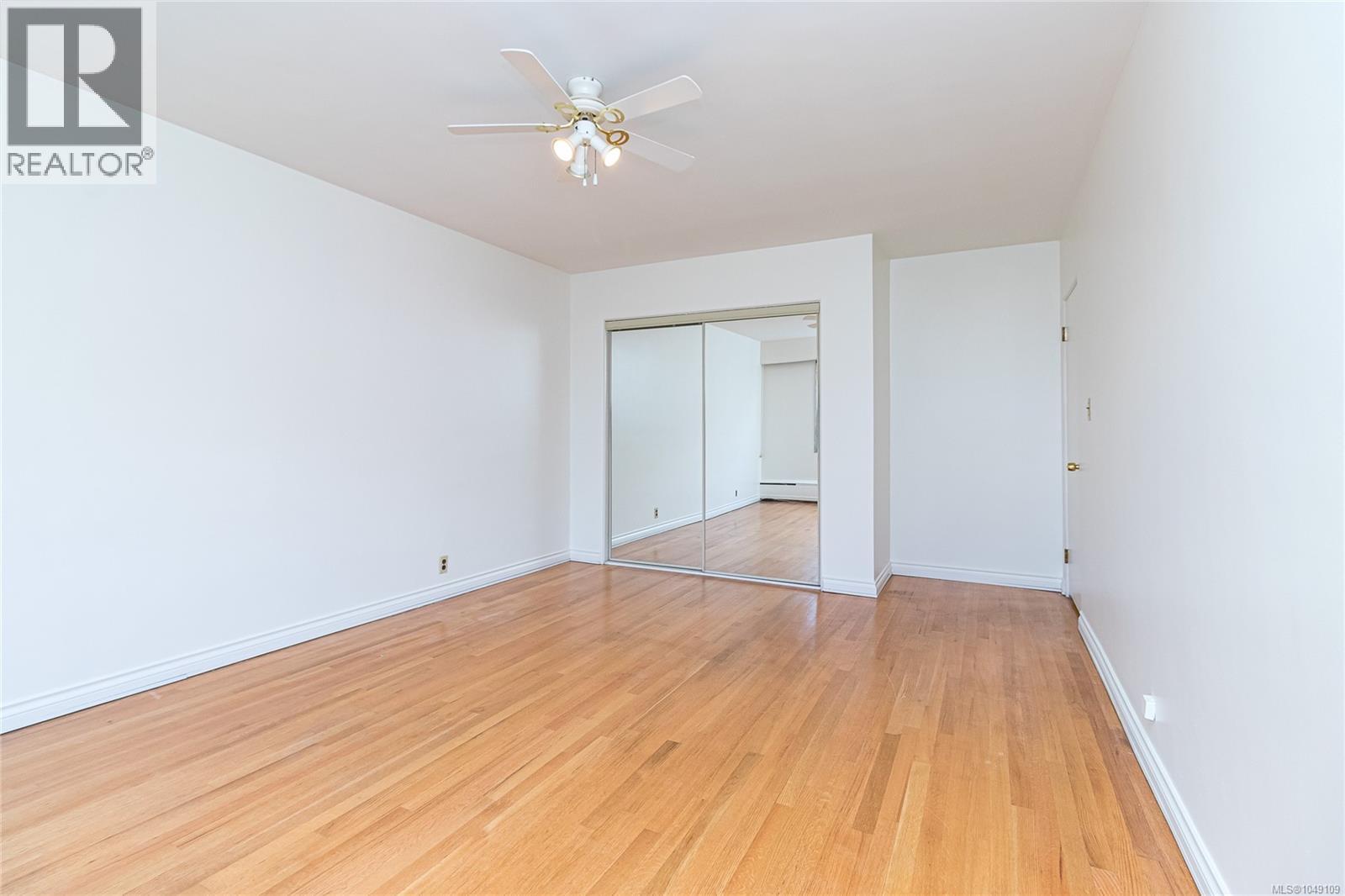 102 1318 Beach Dr Property Photo 16