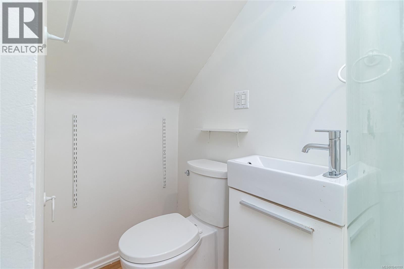 102 1318 Beach Dr Property Photo 17
