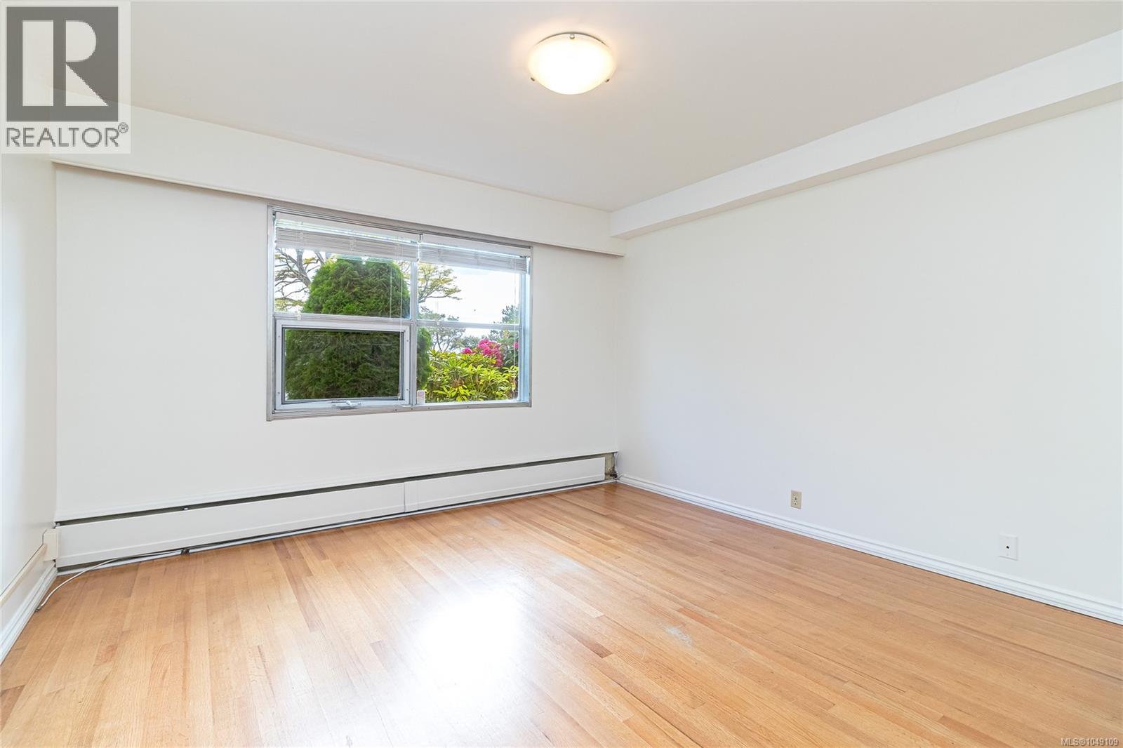102 1318 Beach Dr Property Photo 18