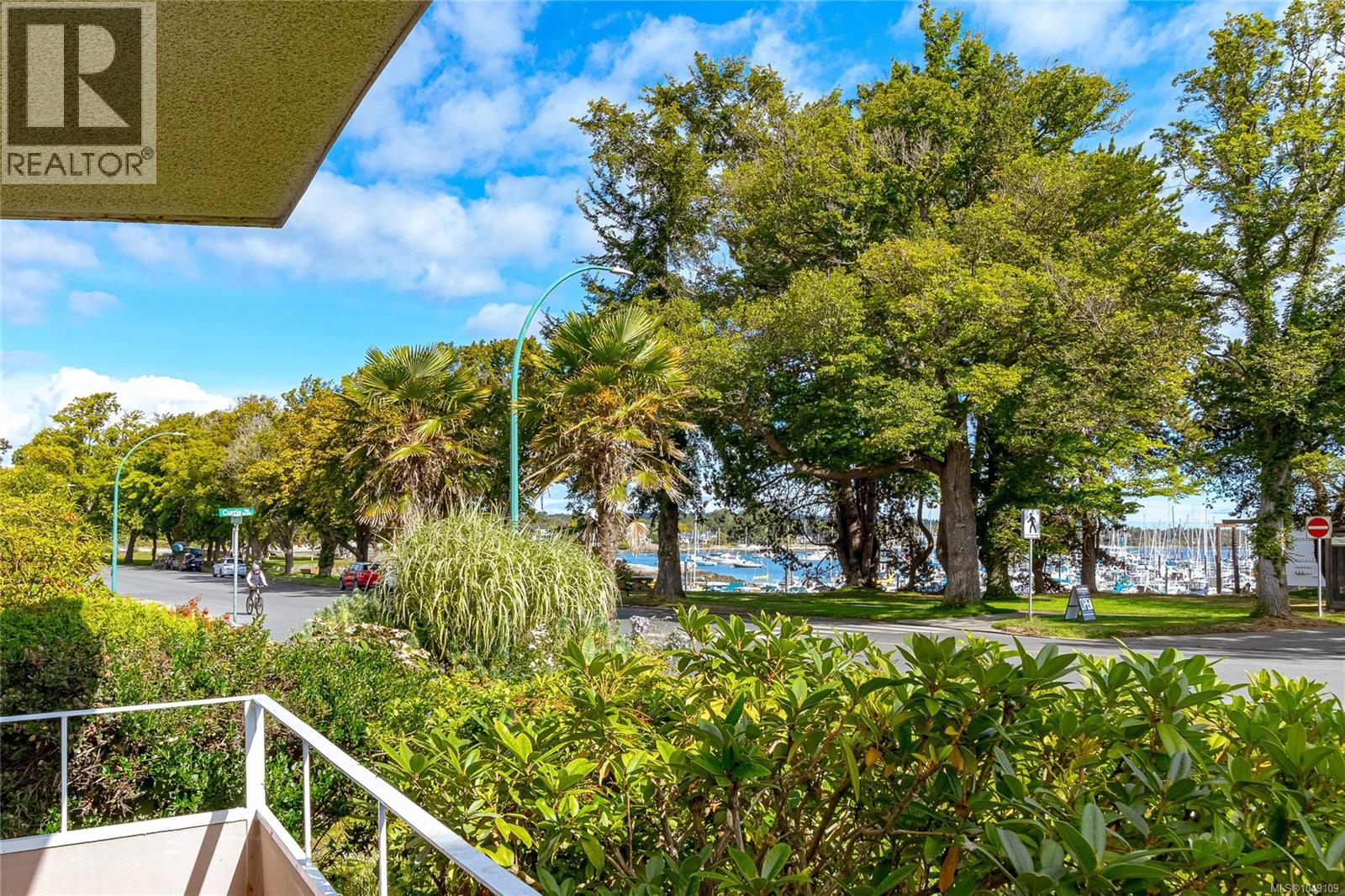 102 1318 Beach Dr Property Photo 20