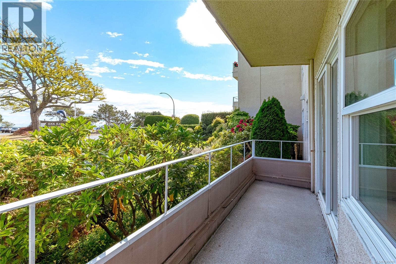 102 1318 Beach Dr Property Photo 21