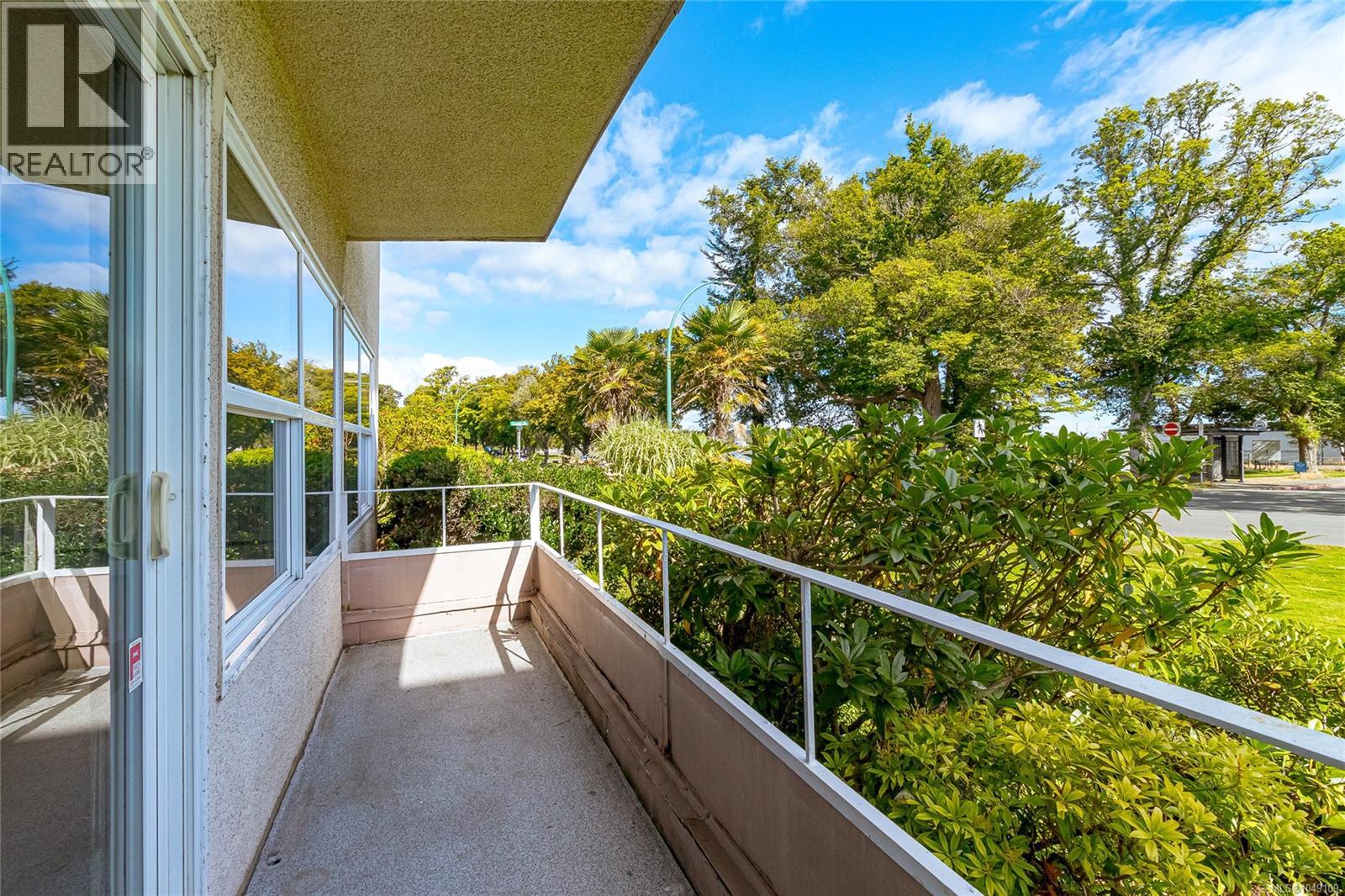 102 1318 Beach Dr Property Photo 22