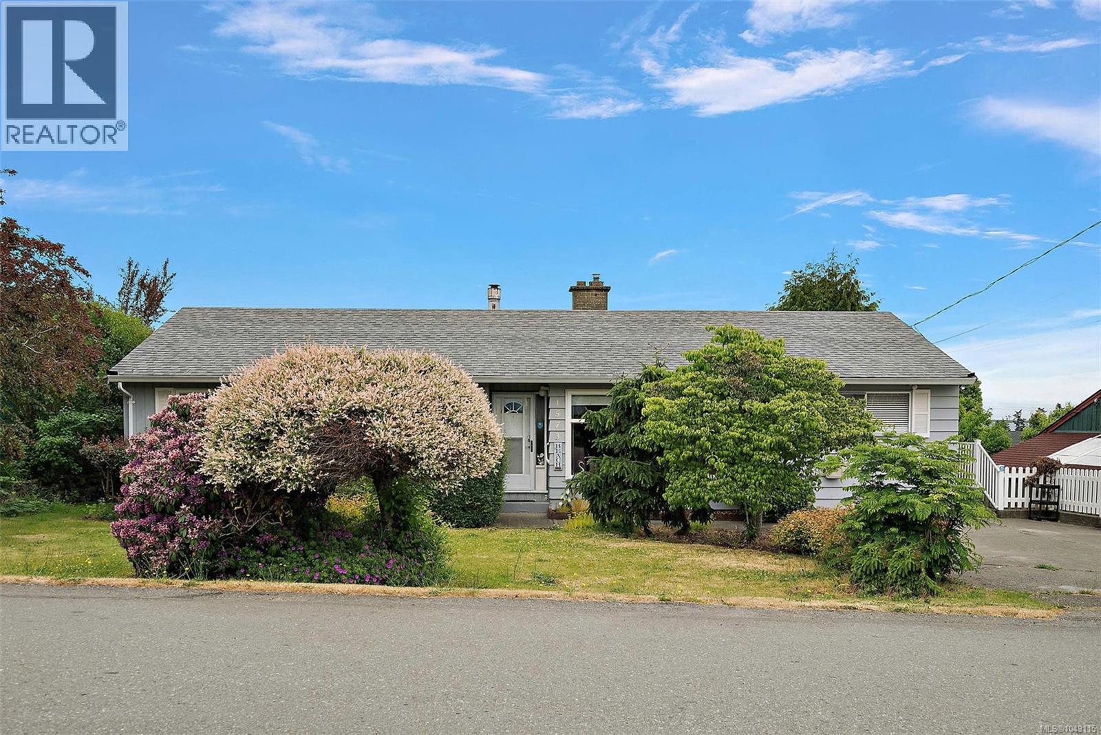 1573 Charlotte St Property Photo 2