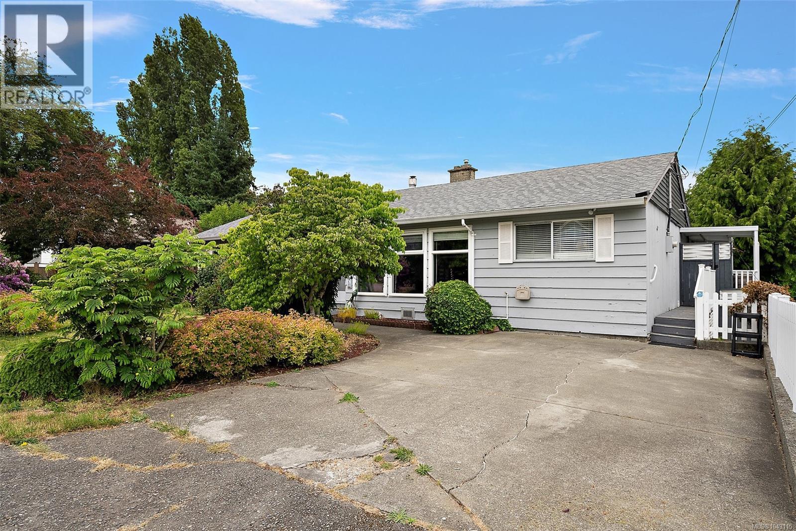 1573 Charlotte St Property Photo 4