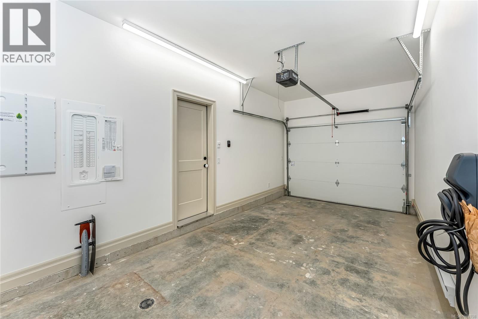 3 3098 Washington Ave Property Photo 14