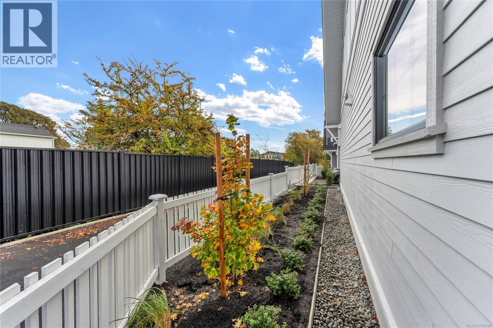 3 3098 Washington Ave Property Photo 17
