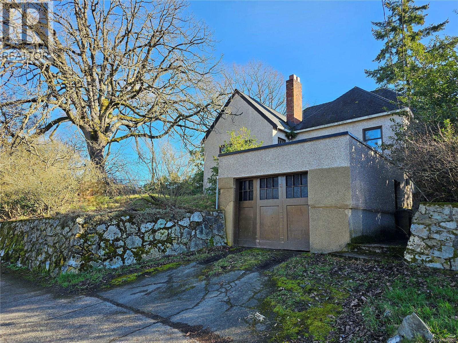 832 Lampson St Property Photo 4