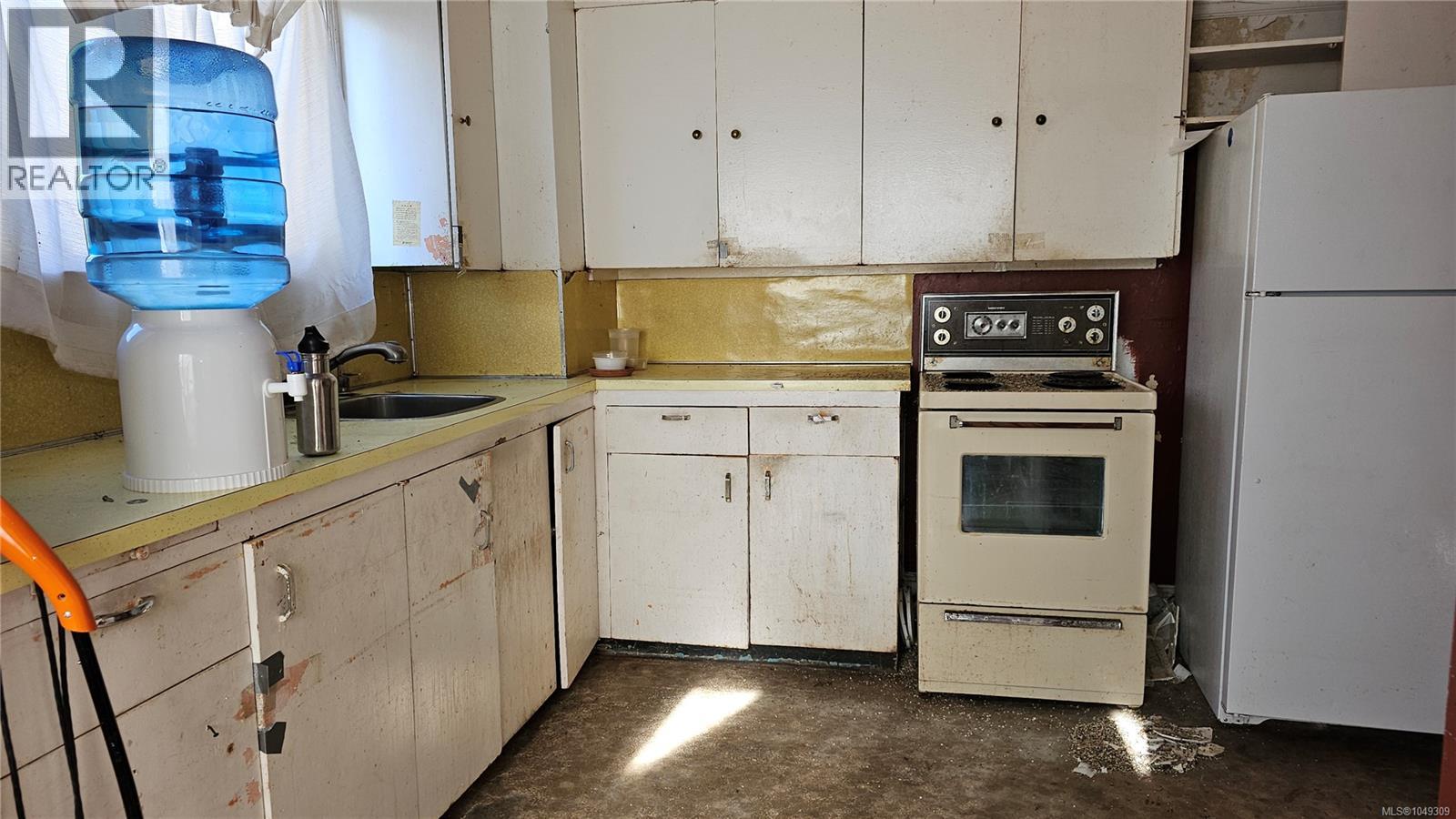 832 Lampson St Property Photo 15