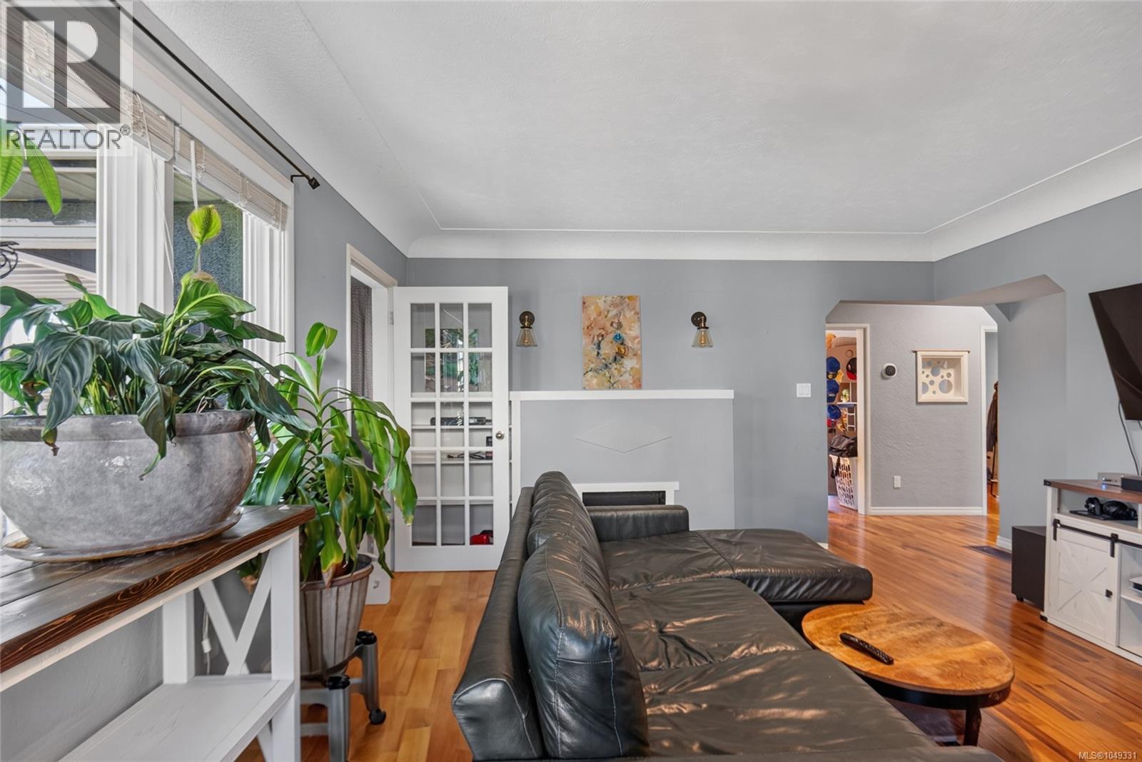 930 Wharncliffe Rd Property Photo 4