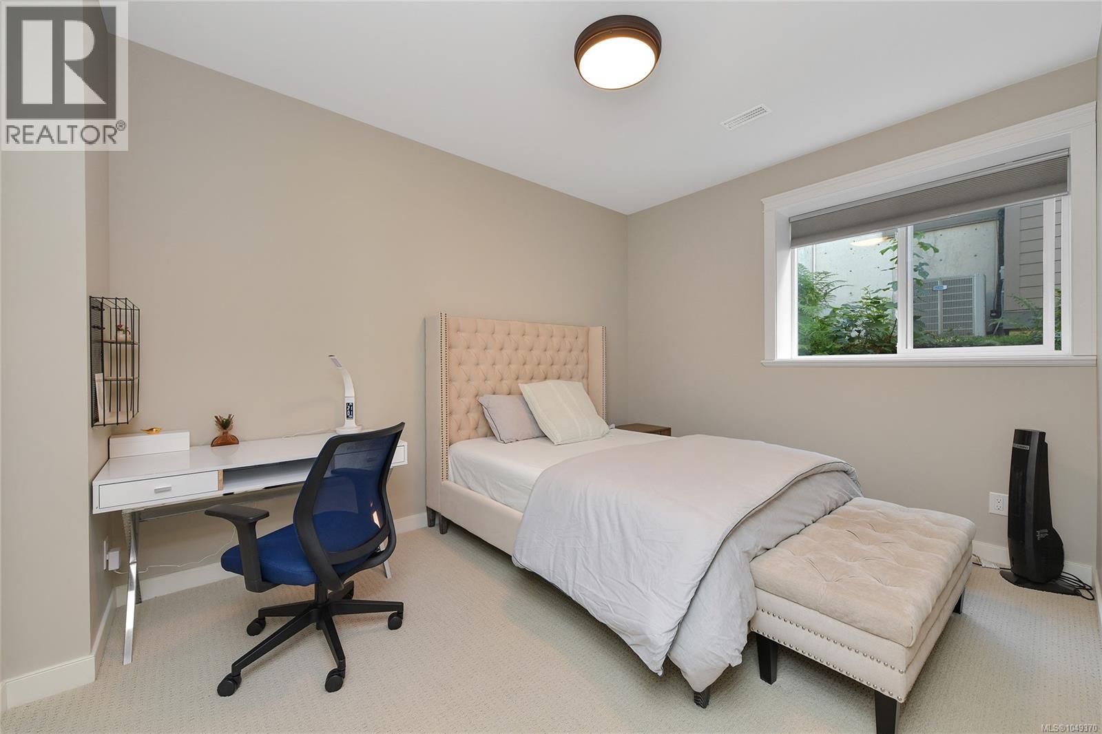 2136 Champions Way Property Photo 28