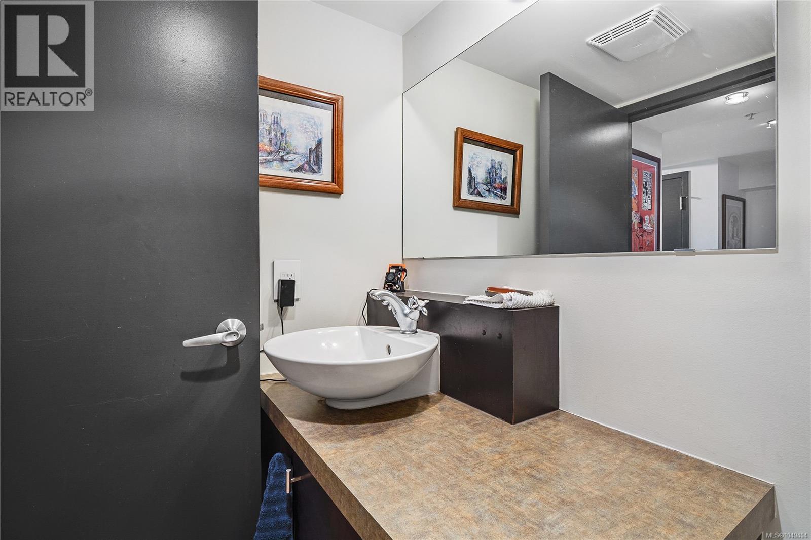 206 1030 Meares St Property Photo 15