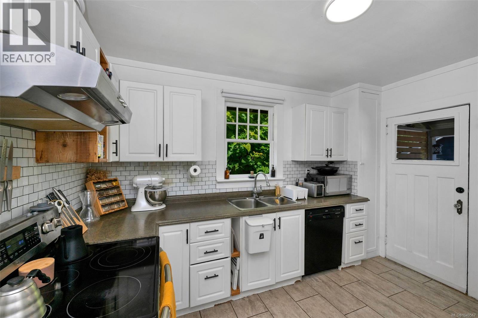 476 Ypres St Property Photo 10