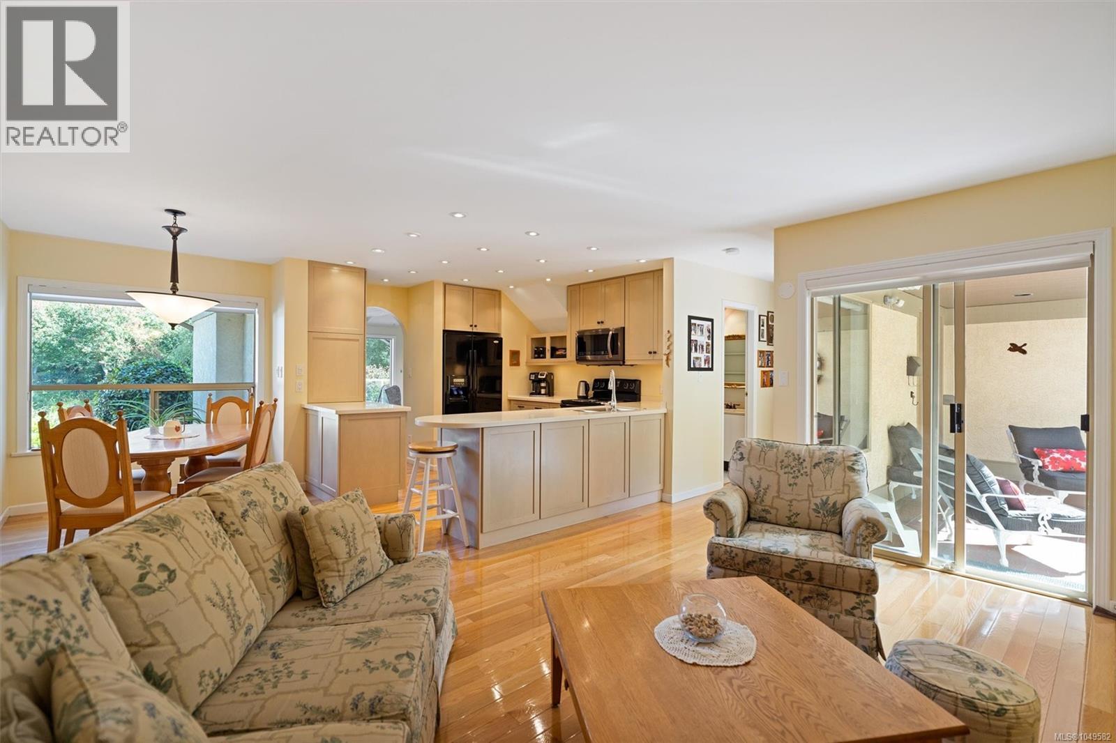 3 4701 Lochside Dr Property Photo 12