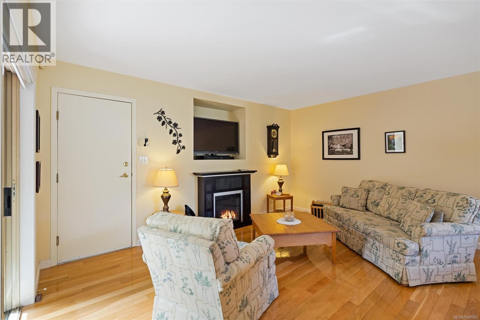 3 4701 Lochside Dr Property Photo 13