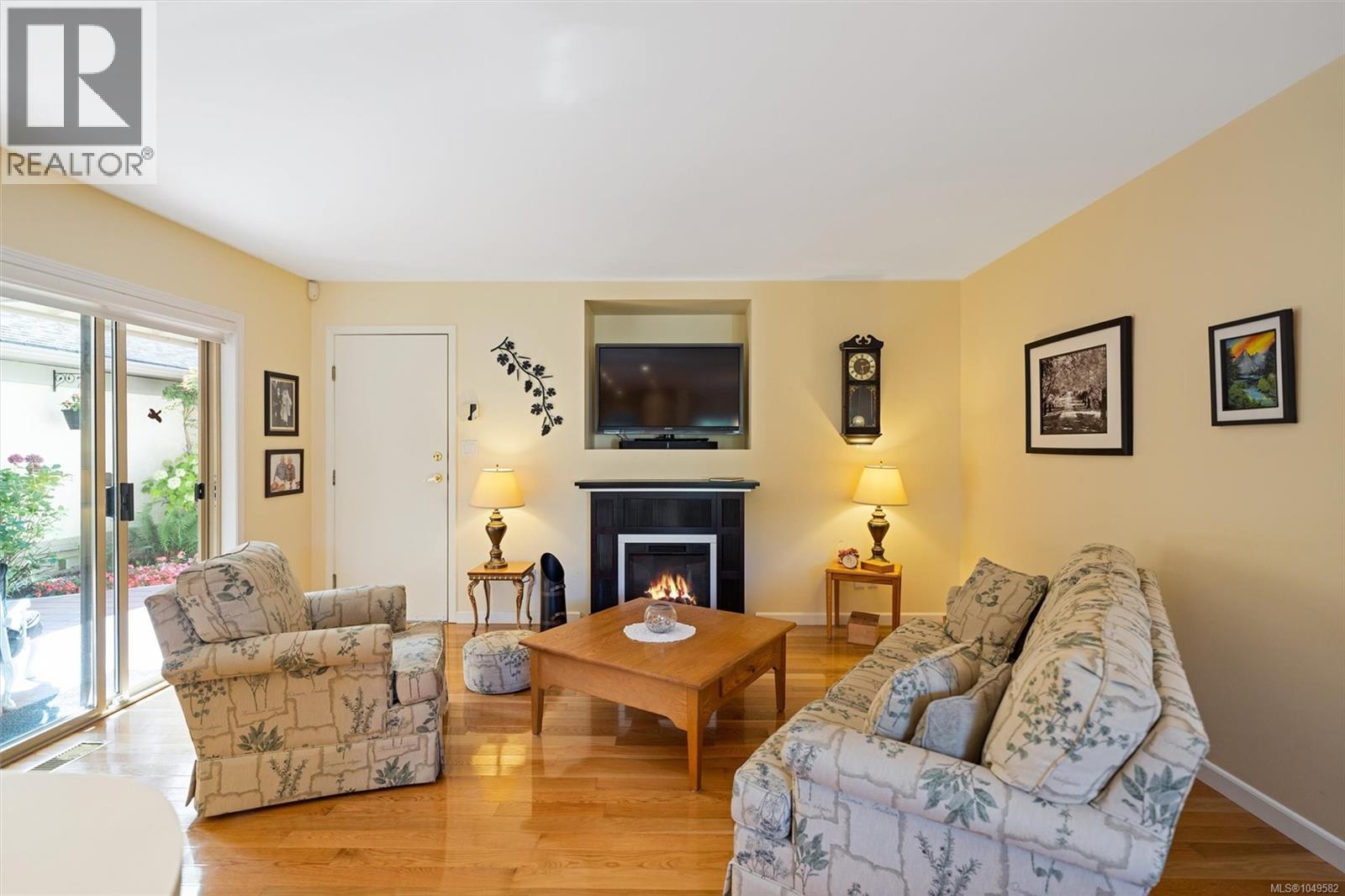3 4701 Lochside Dr Property Photo 14