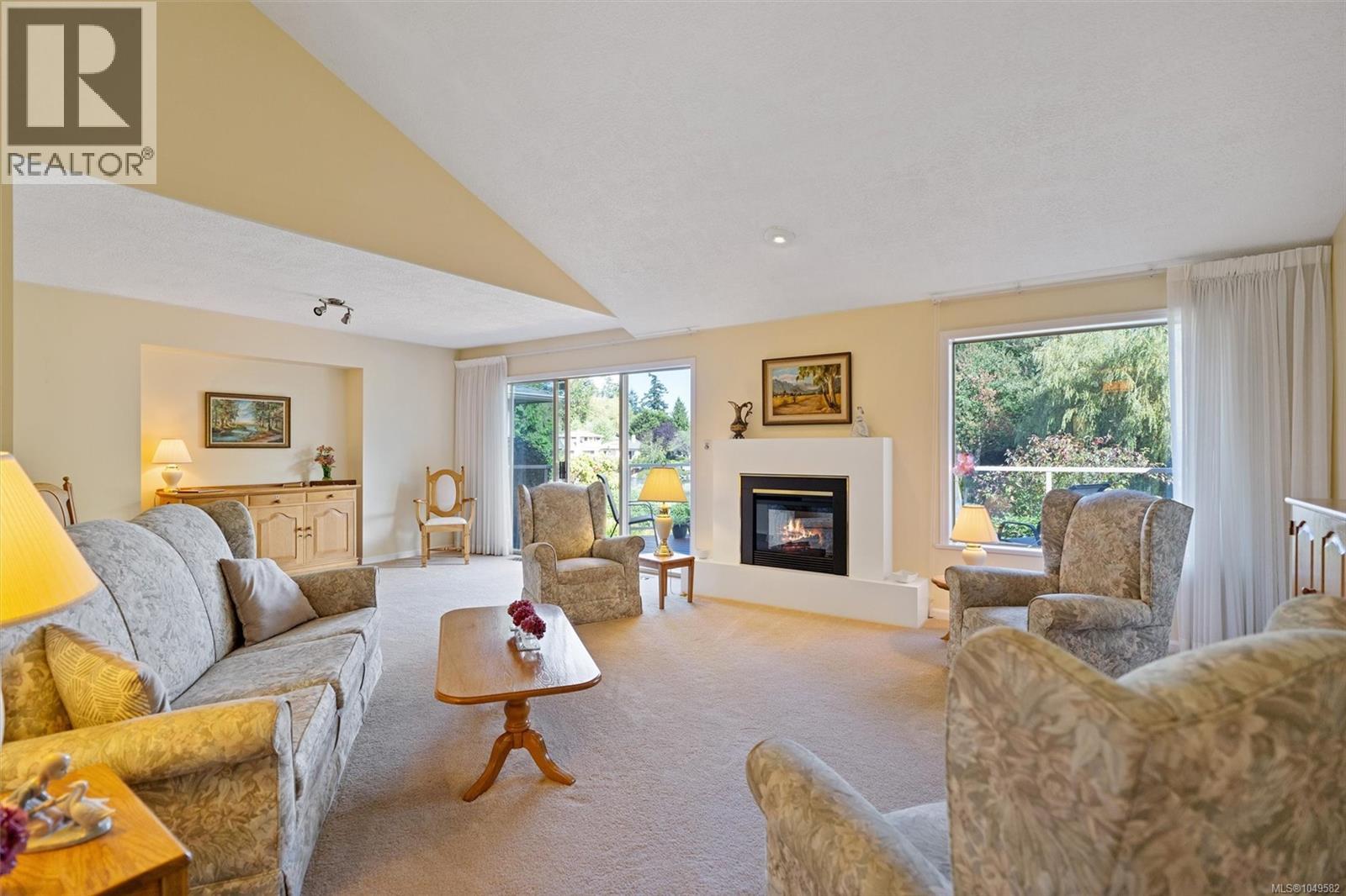 3 4701 Lochside Dr Property Photo 22