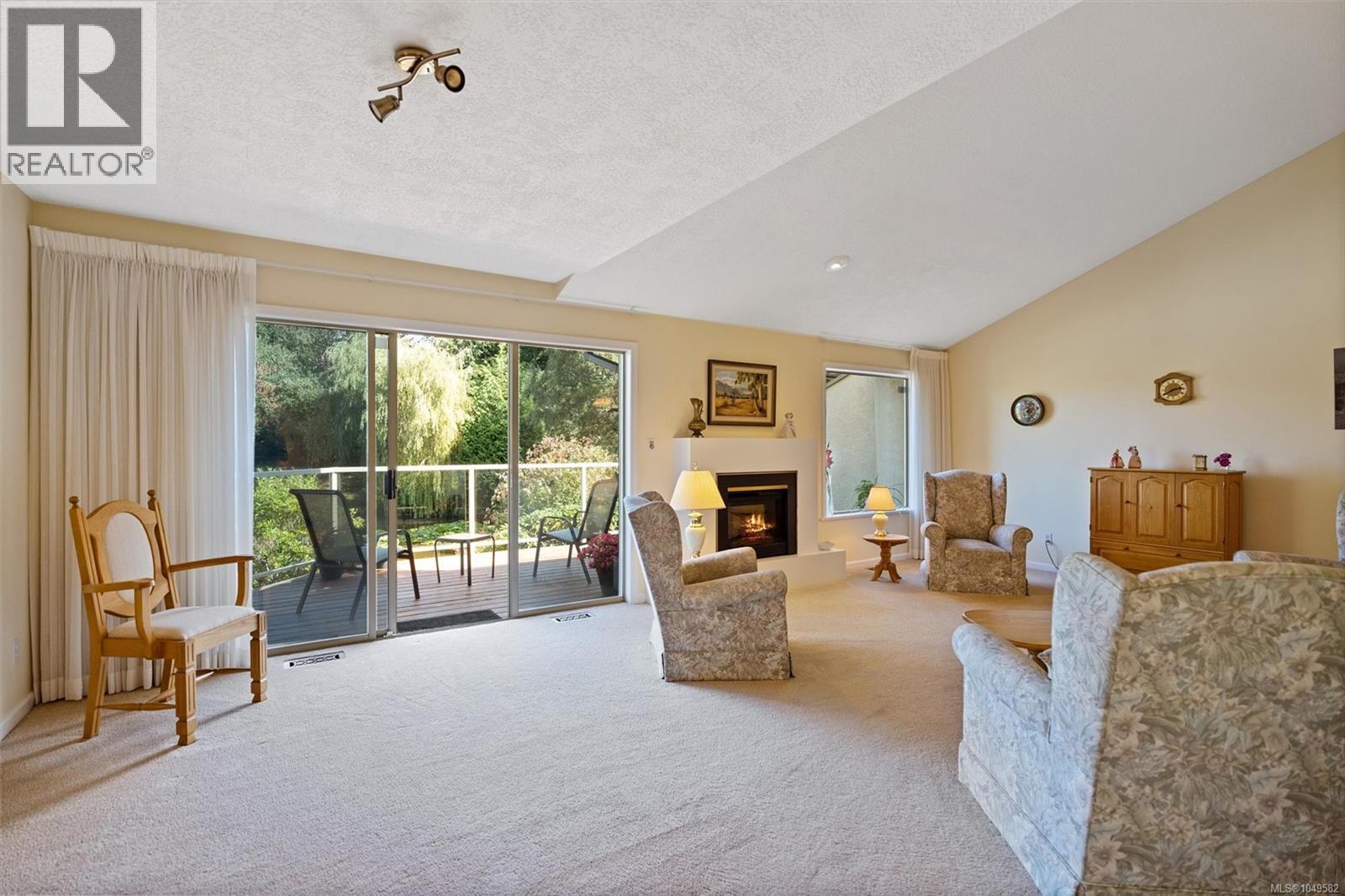 3 4701 Lochside Dr Property Photo 23
