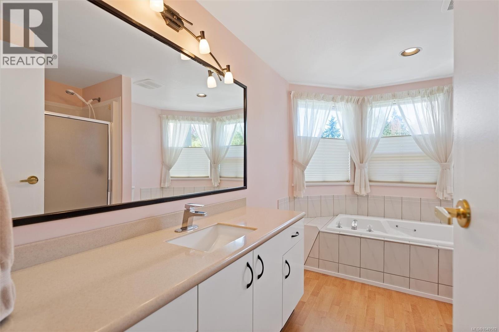 3 4701 Lochside Dr Property Photo 38