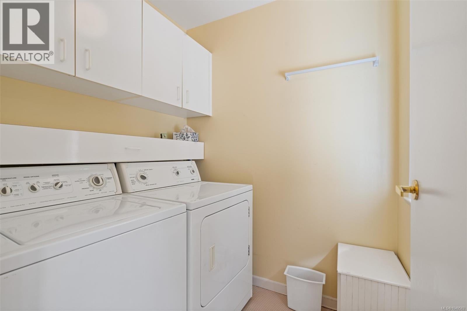 3 4701 Lochside Dr Property Photo 40
