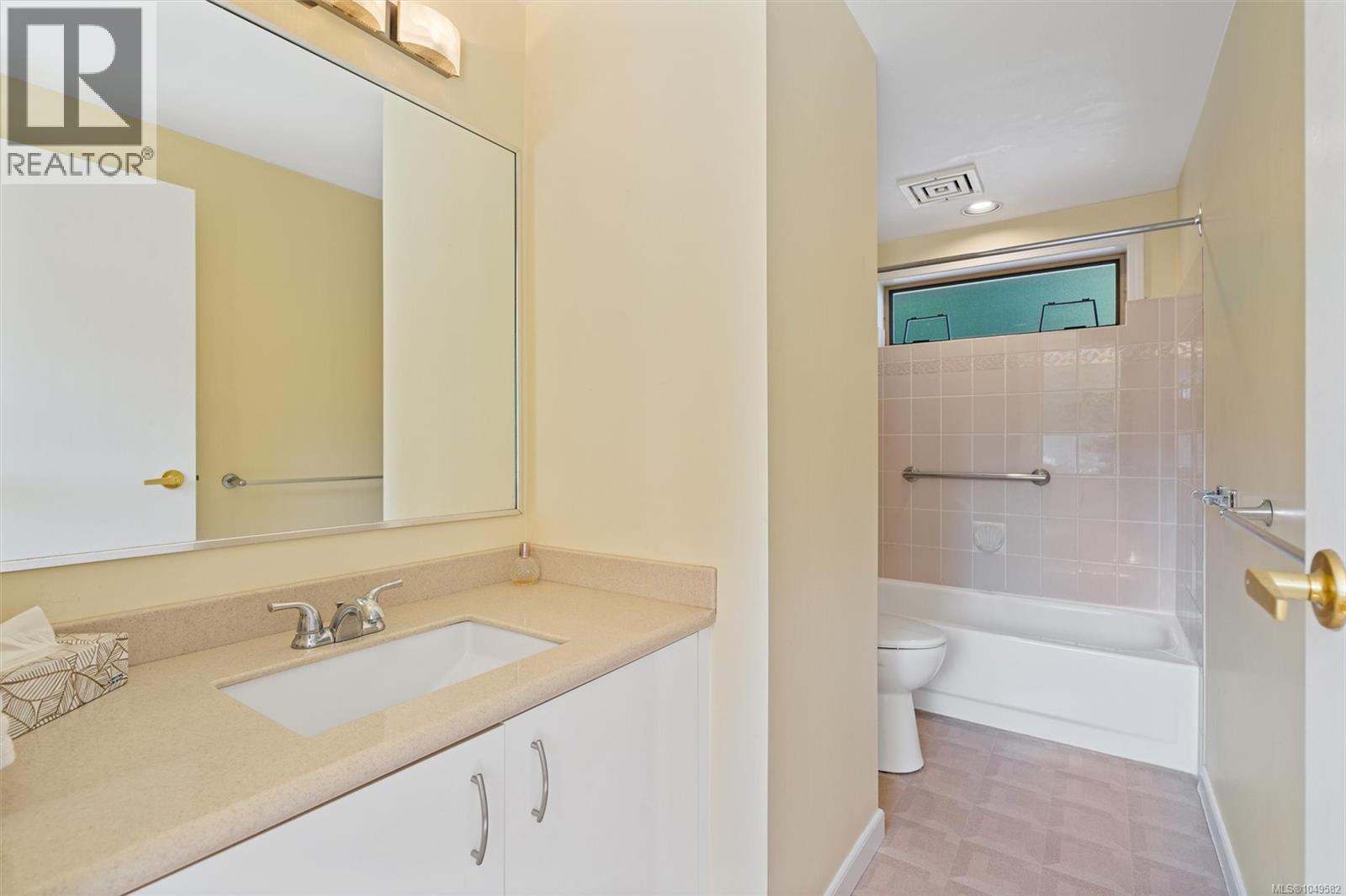 3 4701 Lochside Dr Property Photo 41