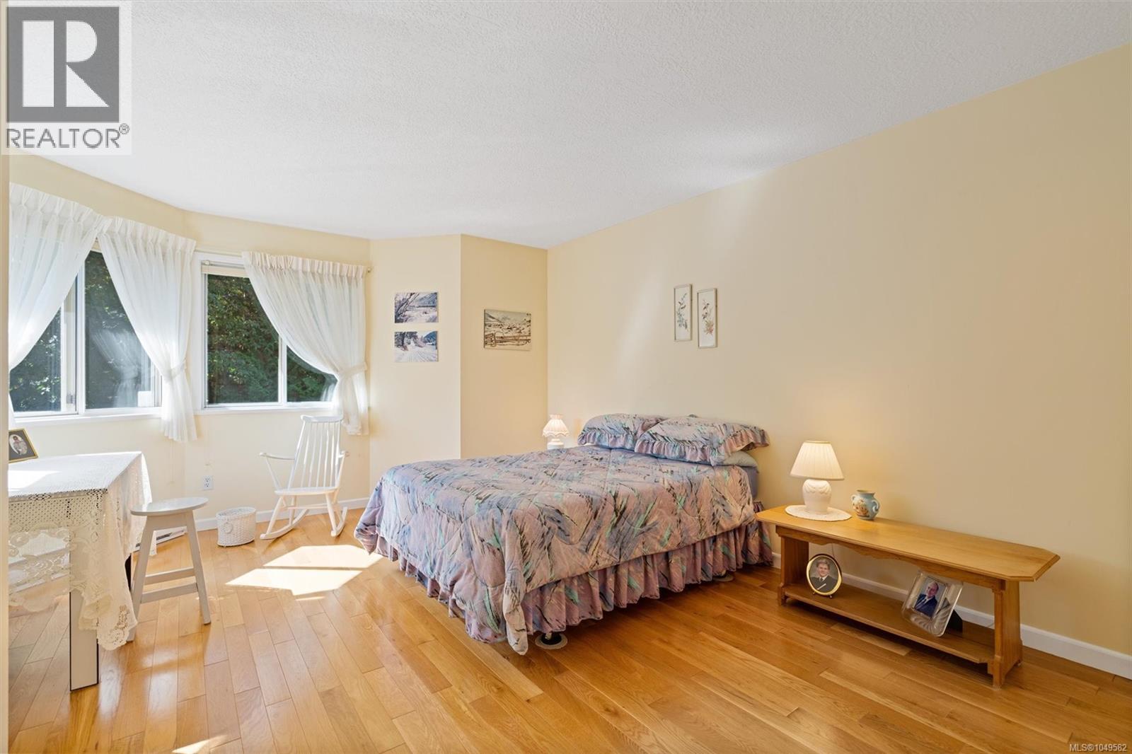 3 4701 Lochside Dr Property Photo 42