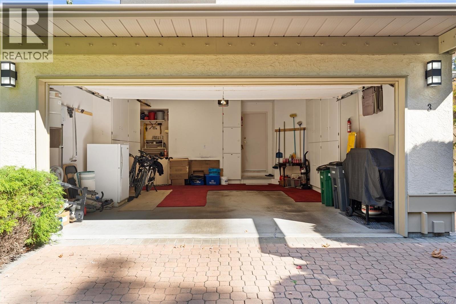 3 4701 Lochside Dr Property Photo 45