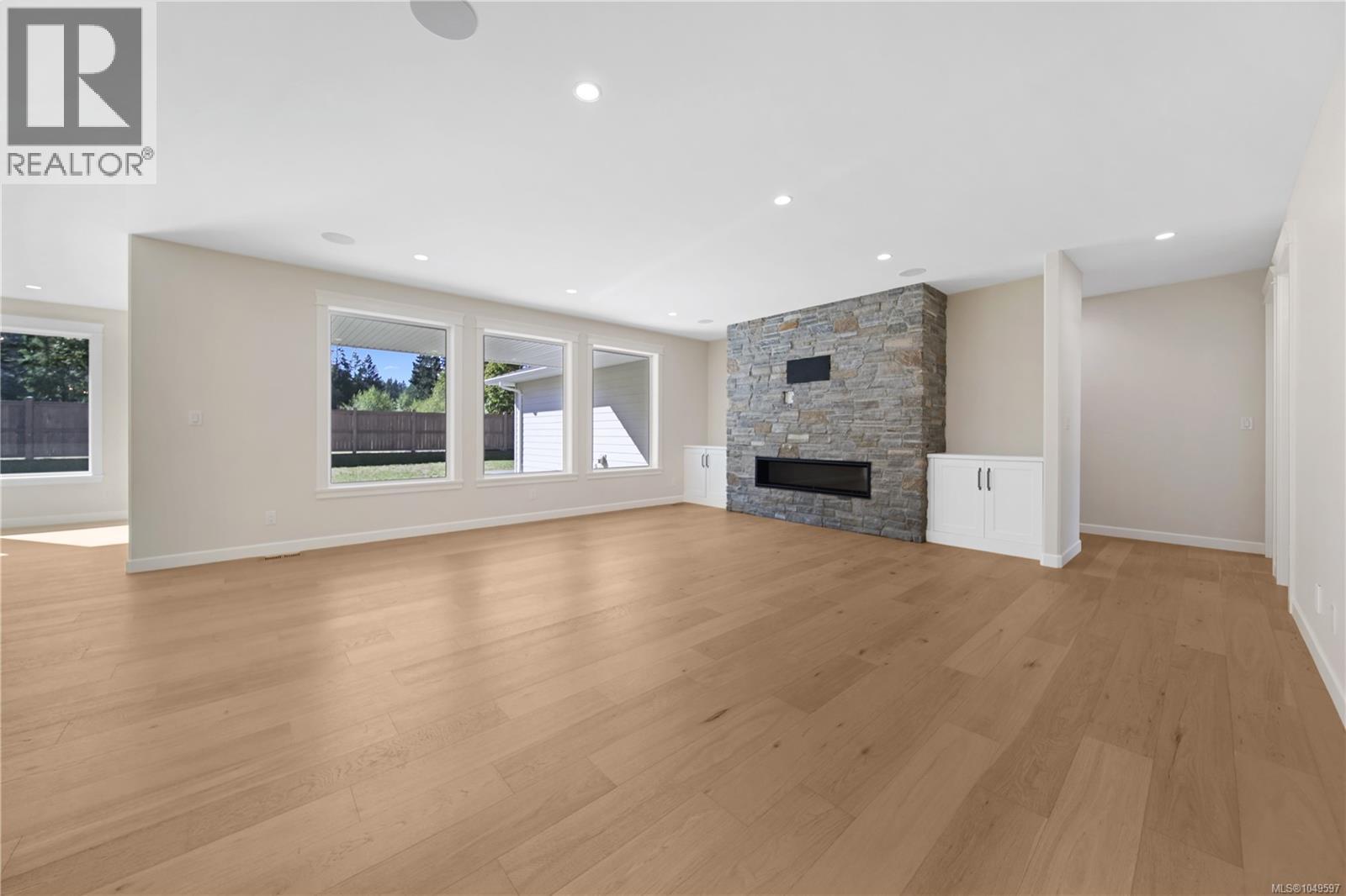 2780 Burde St Property Photo 12