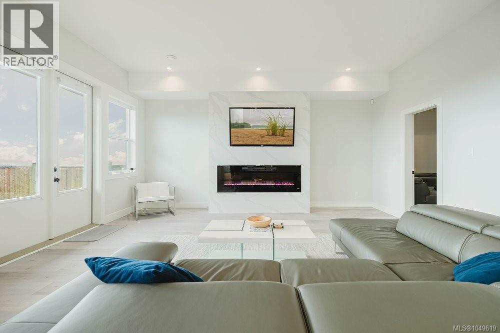 2399 Azurite Cres Property Photo 2