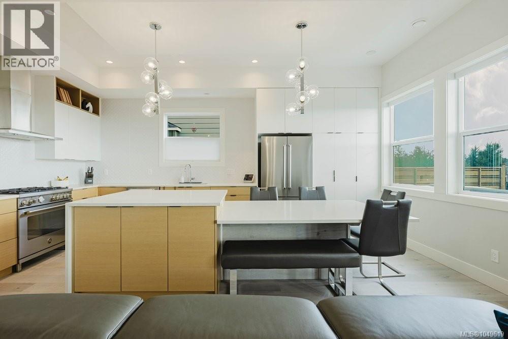 2399 Azurite Cres Property Photo 4