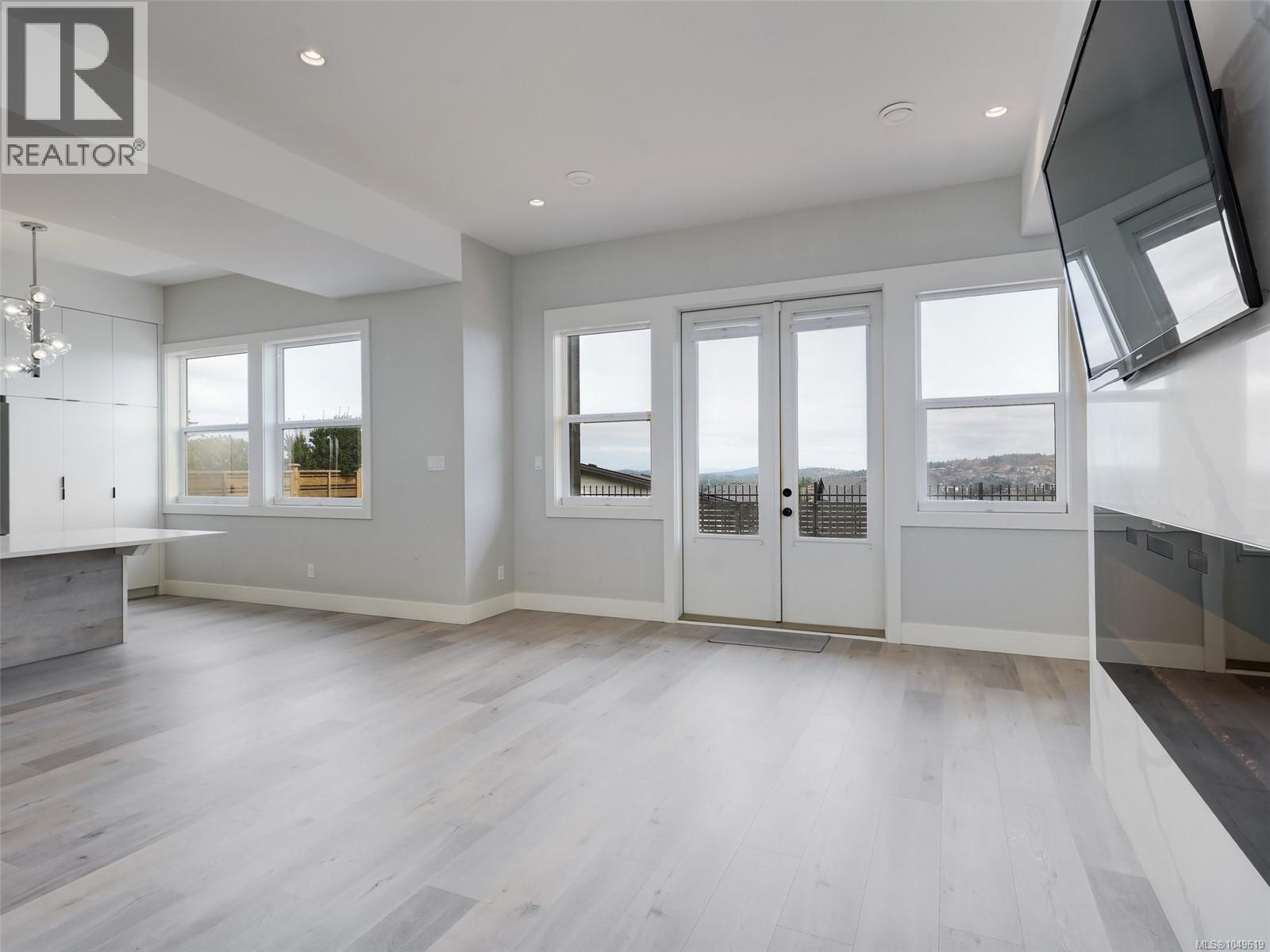 2399 Azurite Cres Property Photo 7