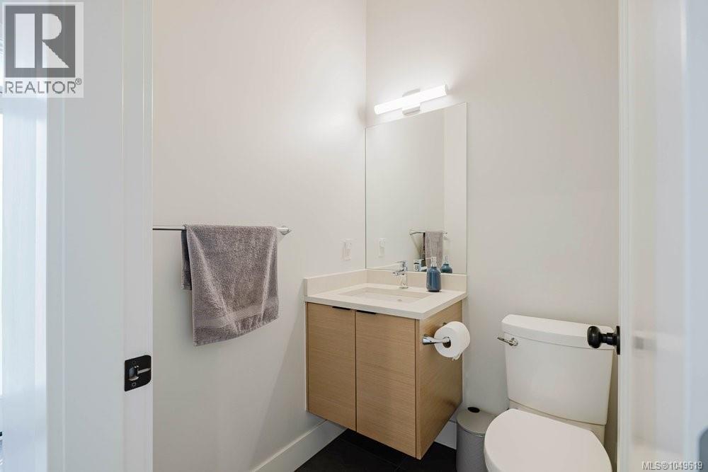 2399 Azurite Cres Property Photo 8