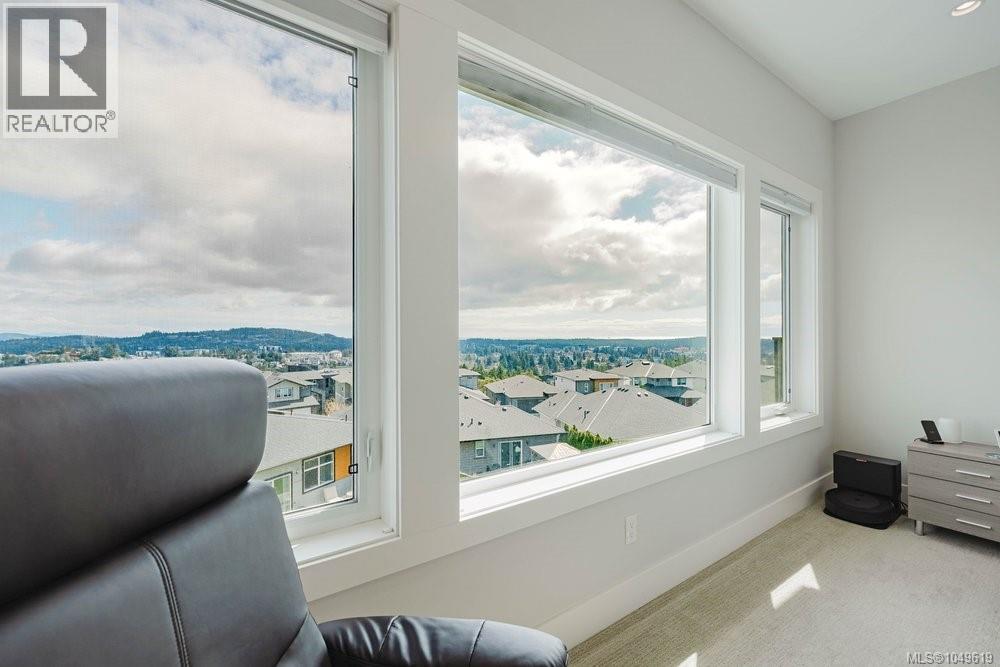 2399 Azurite Cres Property Photo 10