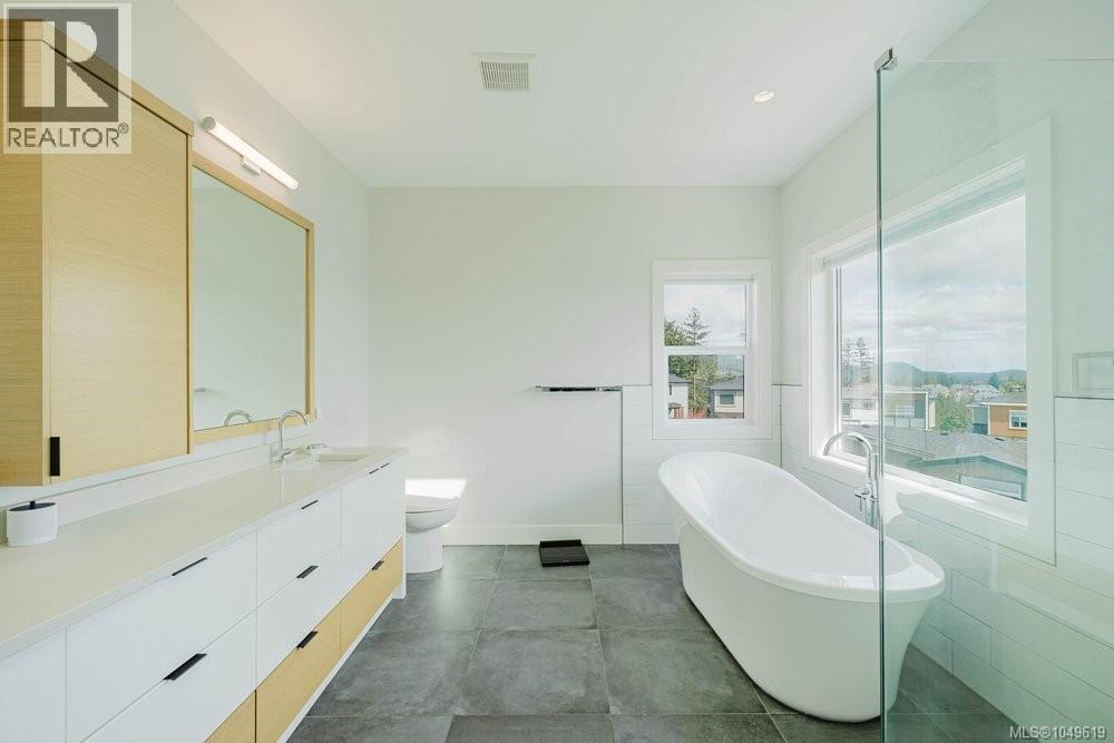 2399 Azurite Cres Property Photo 14
