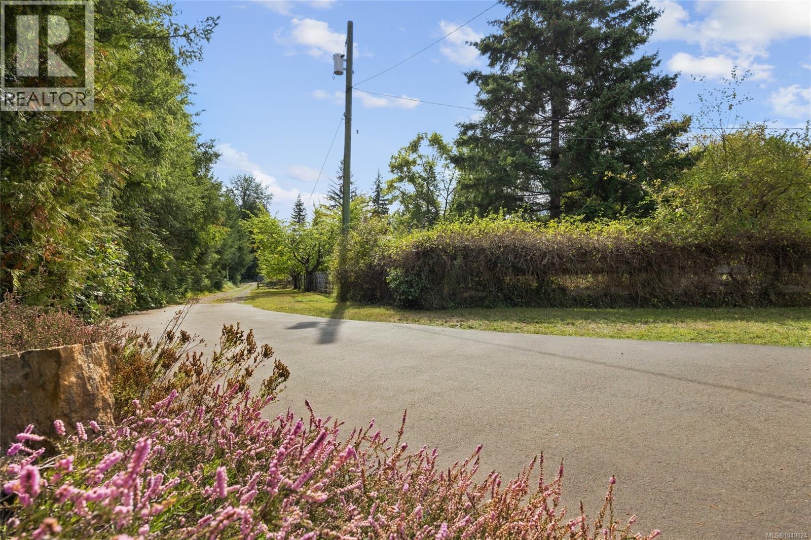 2877 Lake Trail Rd Property Photo 5