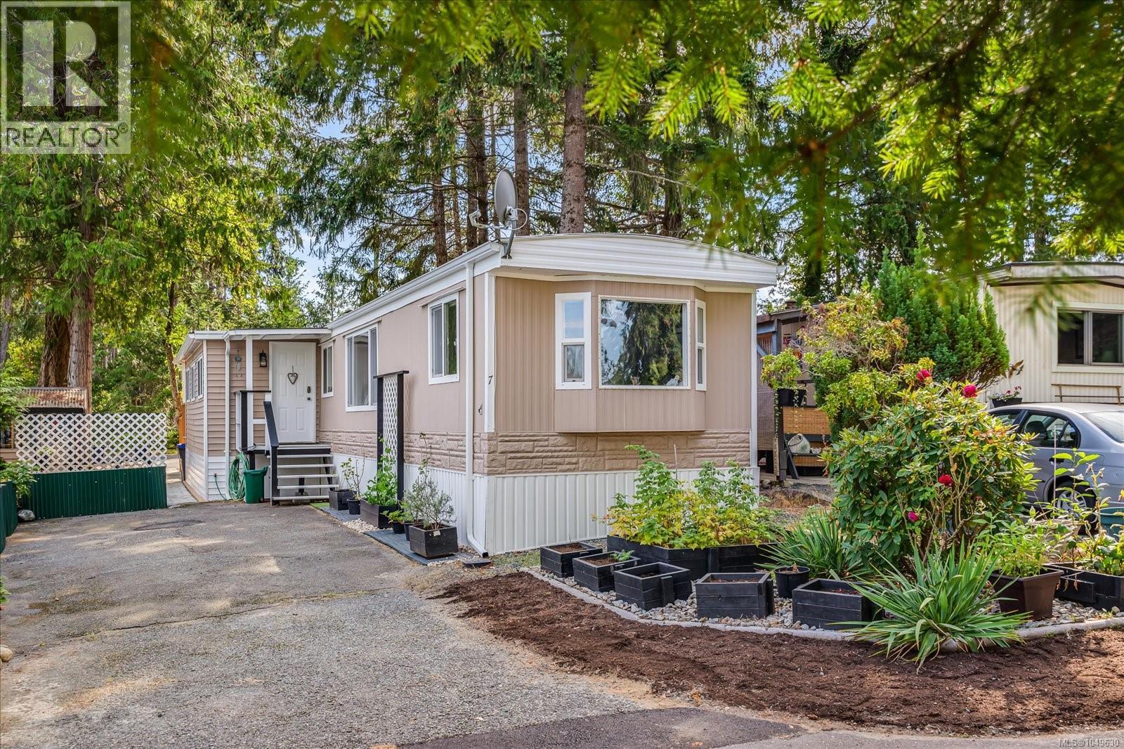 7 1247 Arbutus Rd Property Photo 1