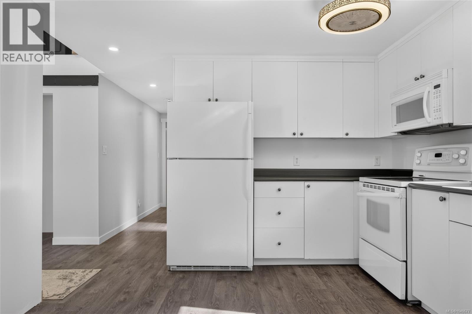 48 2587 Selwyn Rd Property Photo 7