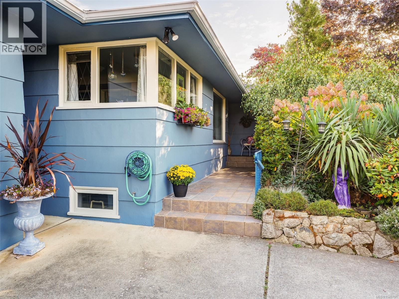 2064 Lansdowne Rd Property Photo 3