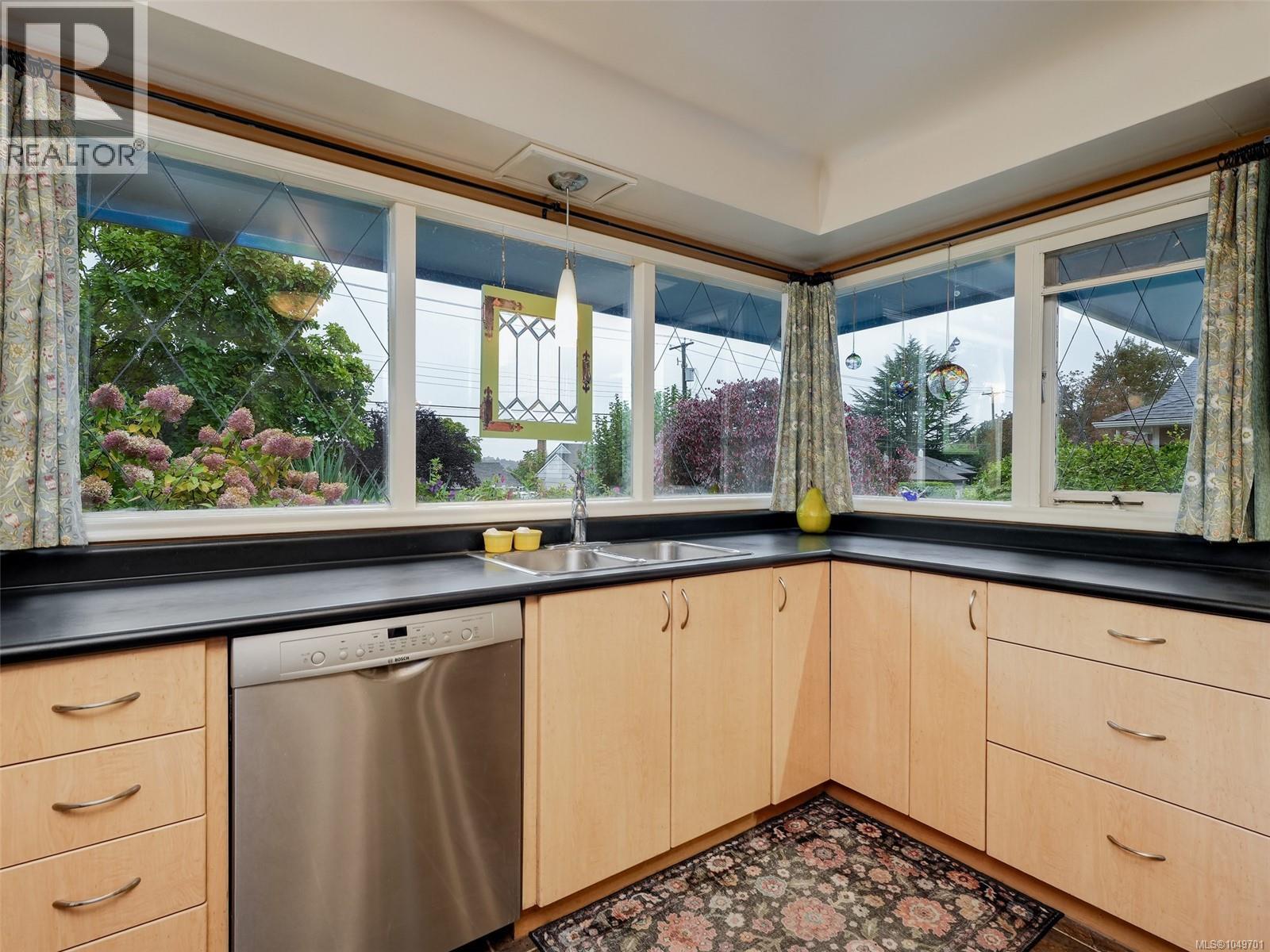 2064 Lansdowne Rd Property Photo 10