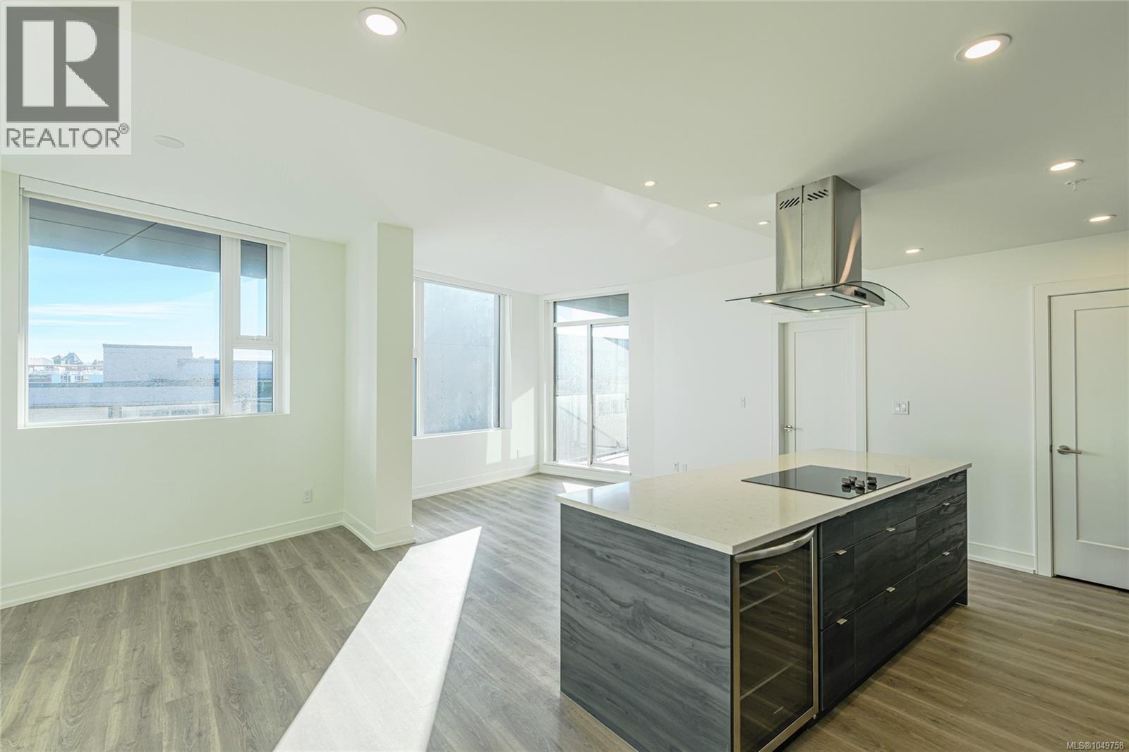 904 1628 Store St Property Photo 2