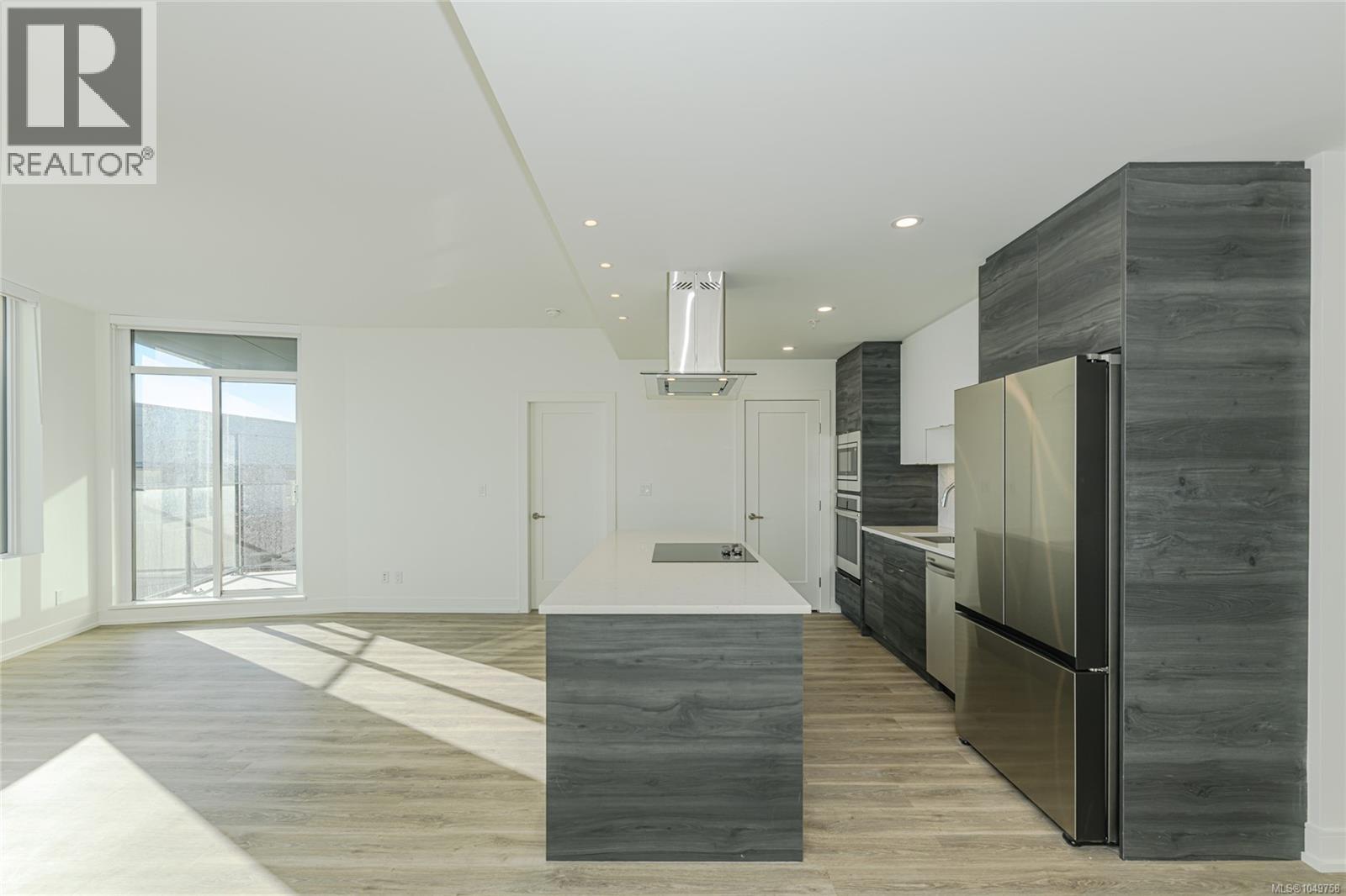 904 1628 Store St Property Photo 3
