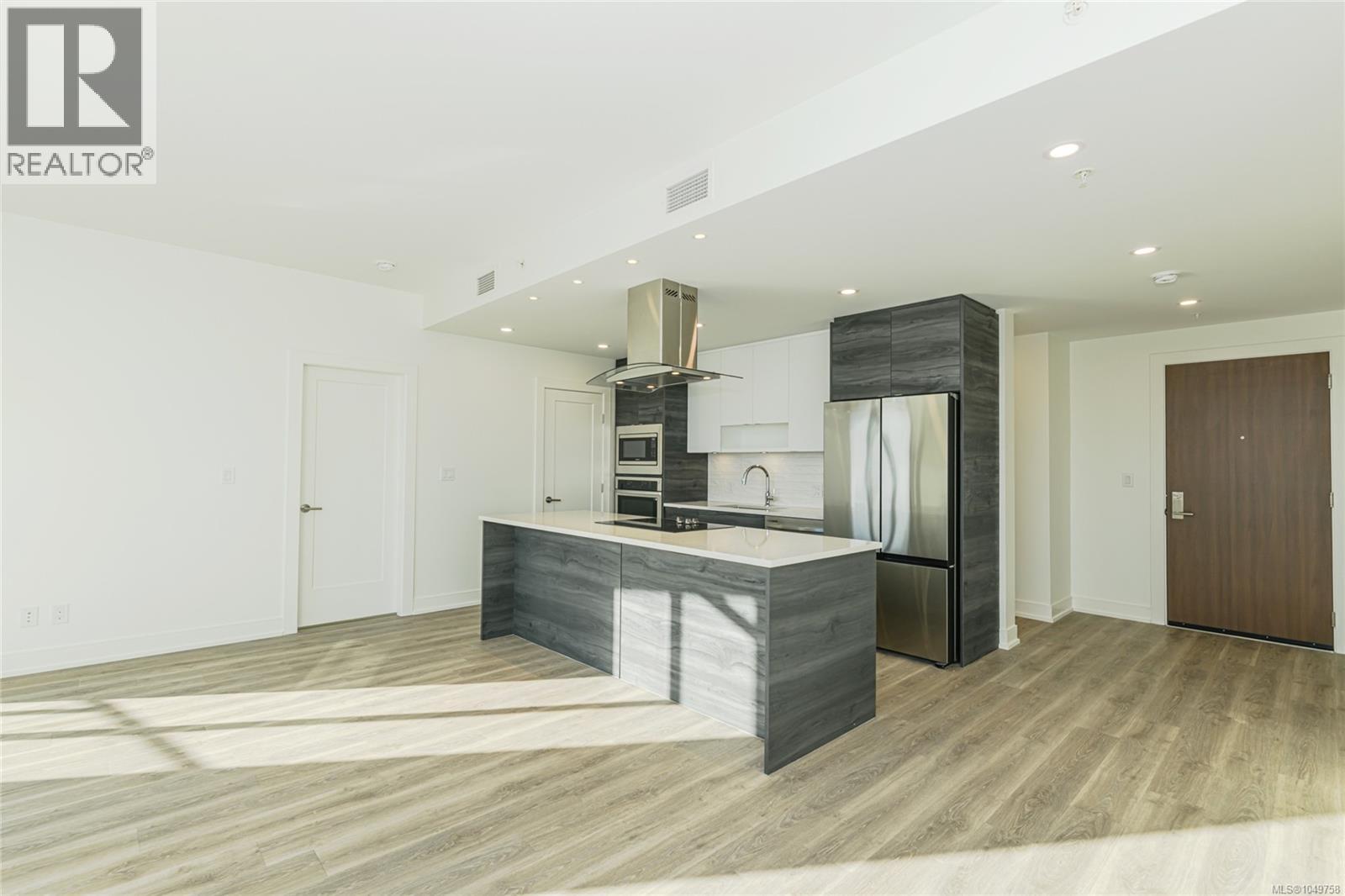 904 1628 Store St Property Photo 4