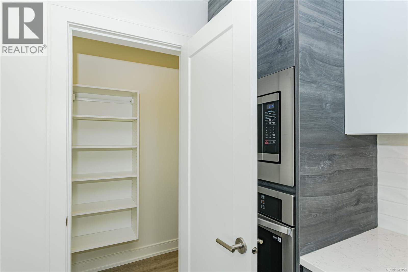 904 1628 Store St Property Photo 7