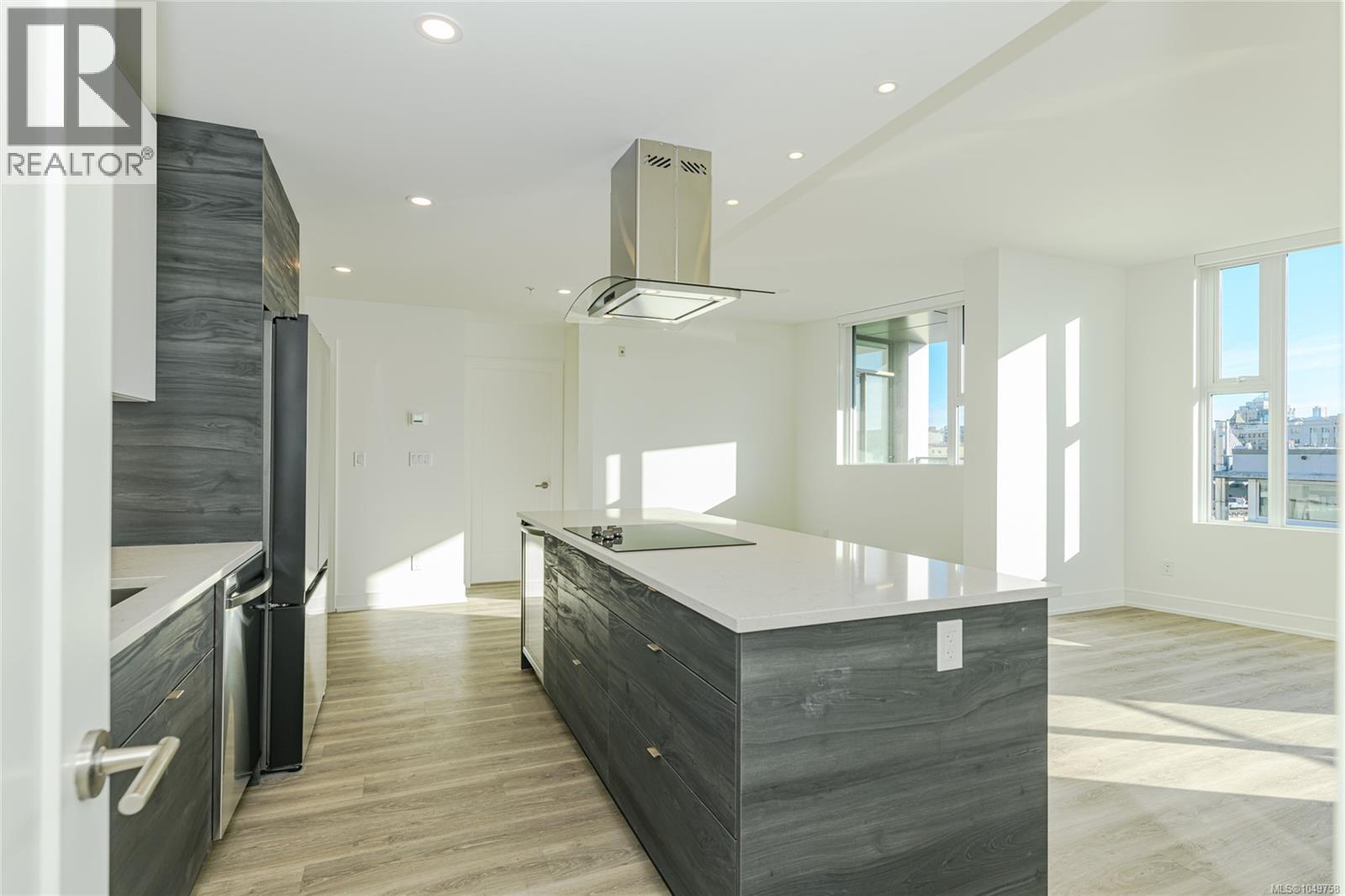 904 1628 Store St Property Photo 8