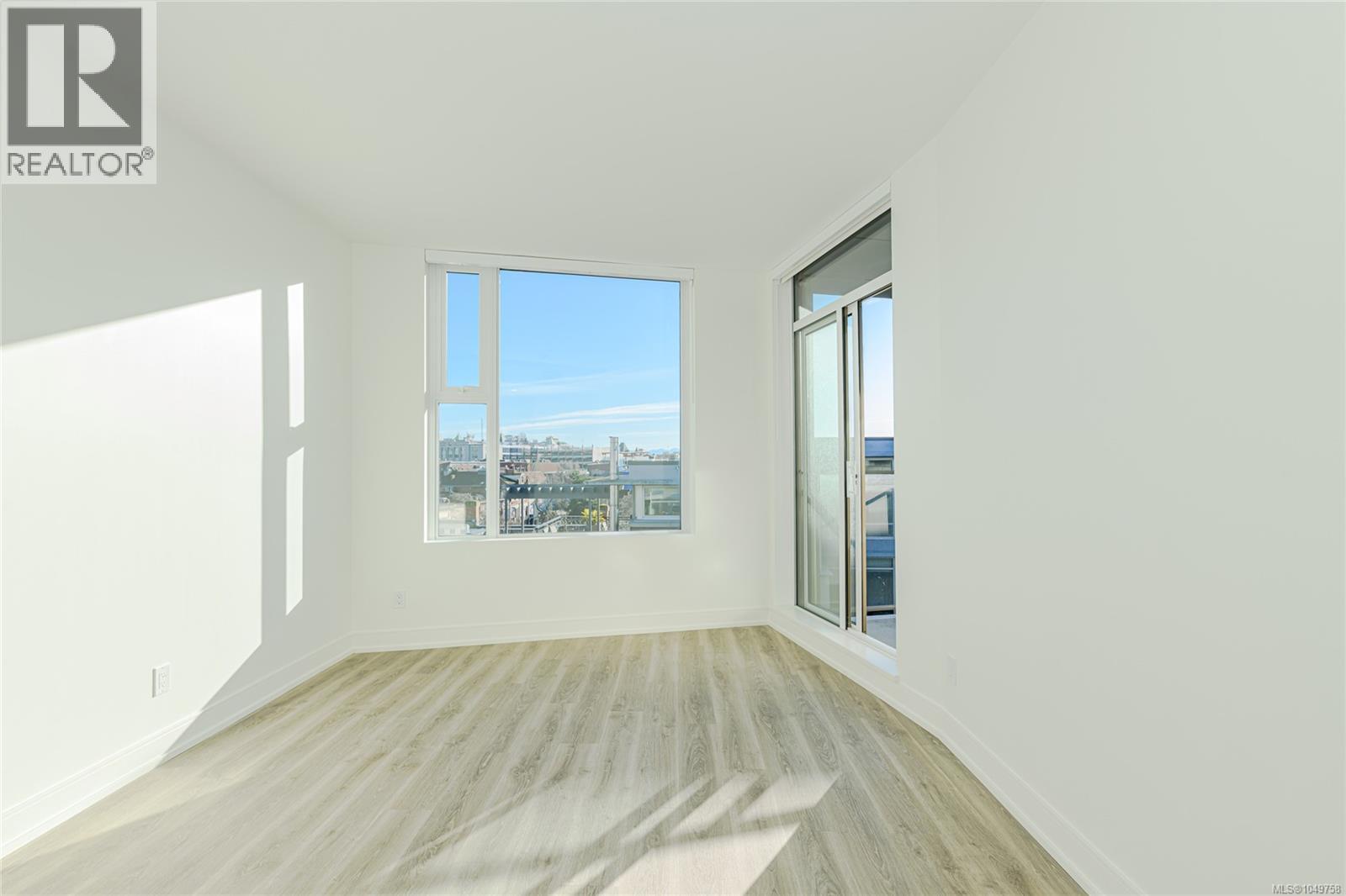 904 1628 Store St Property Photo 14