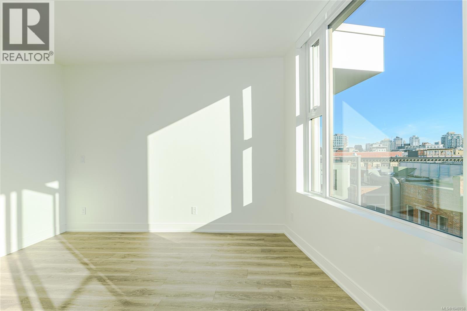 904 1628 Store St Property Photo 15
