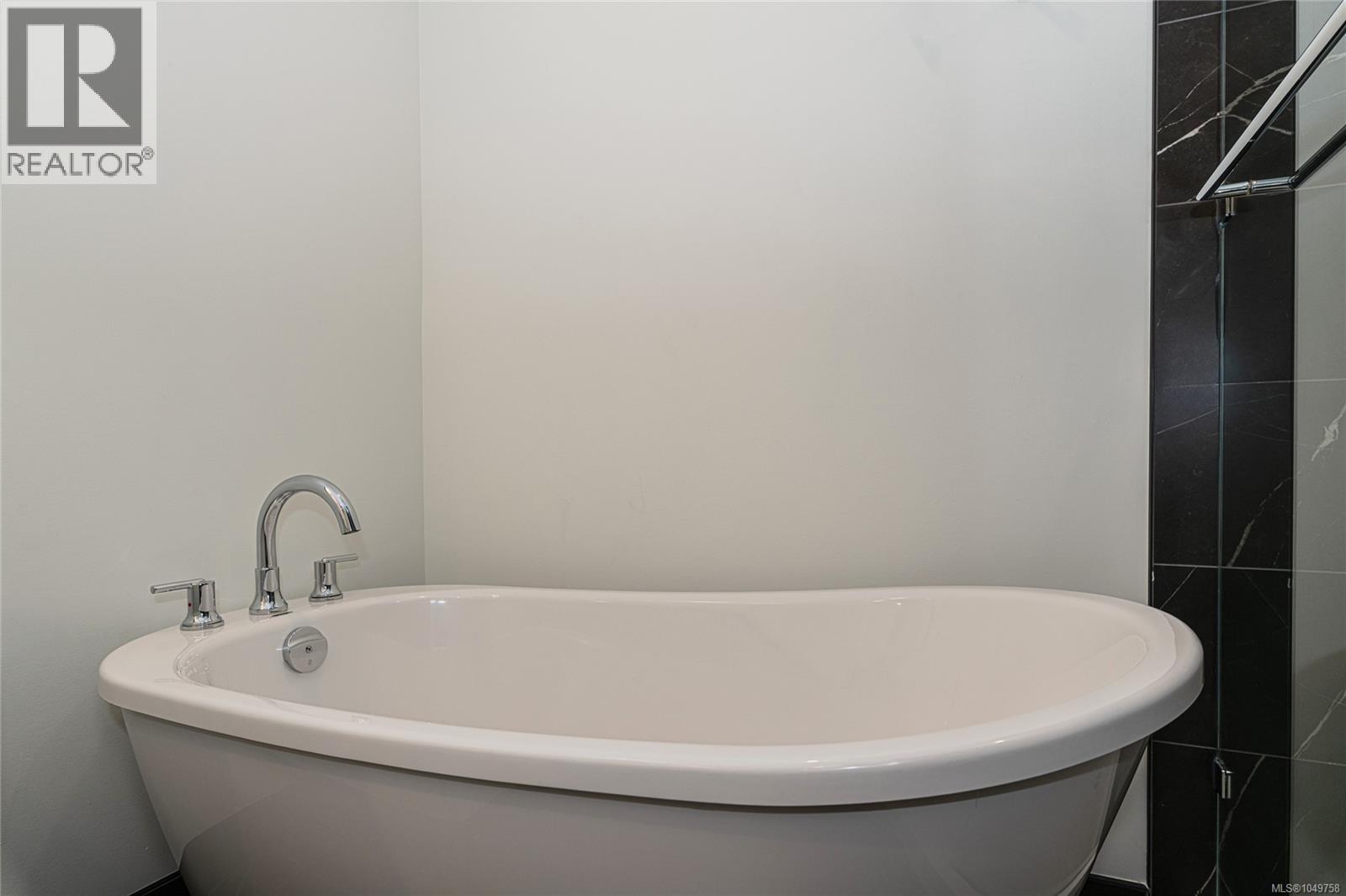 904 1628 Store St Property Photo 20