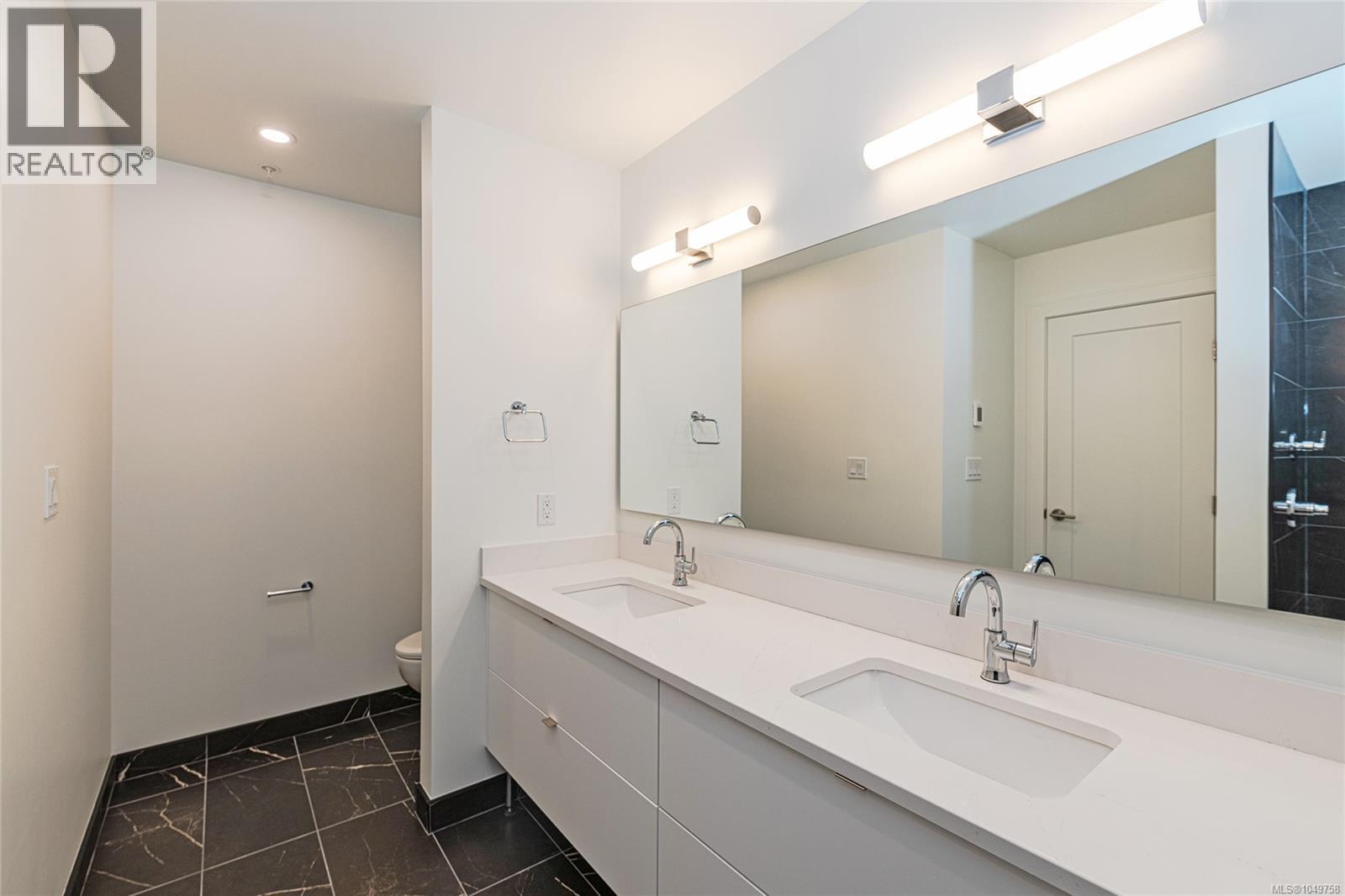 904 1628 Store St Property Photo 22